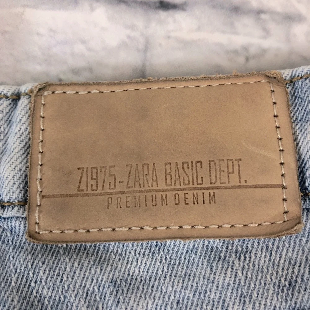 Zara Distressed Denim jean shorts Light wash denim Size 8